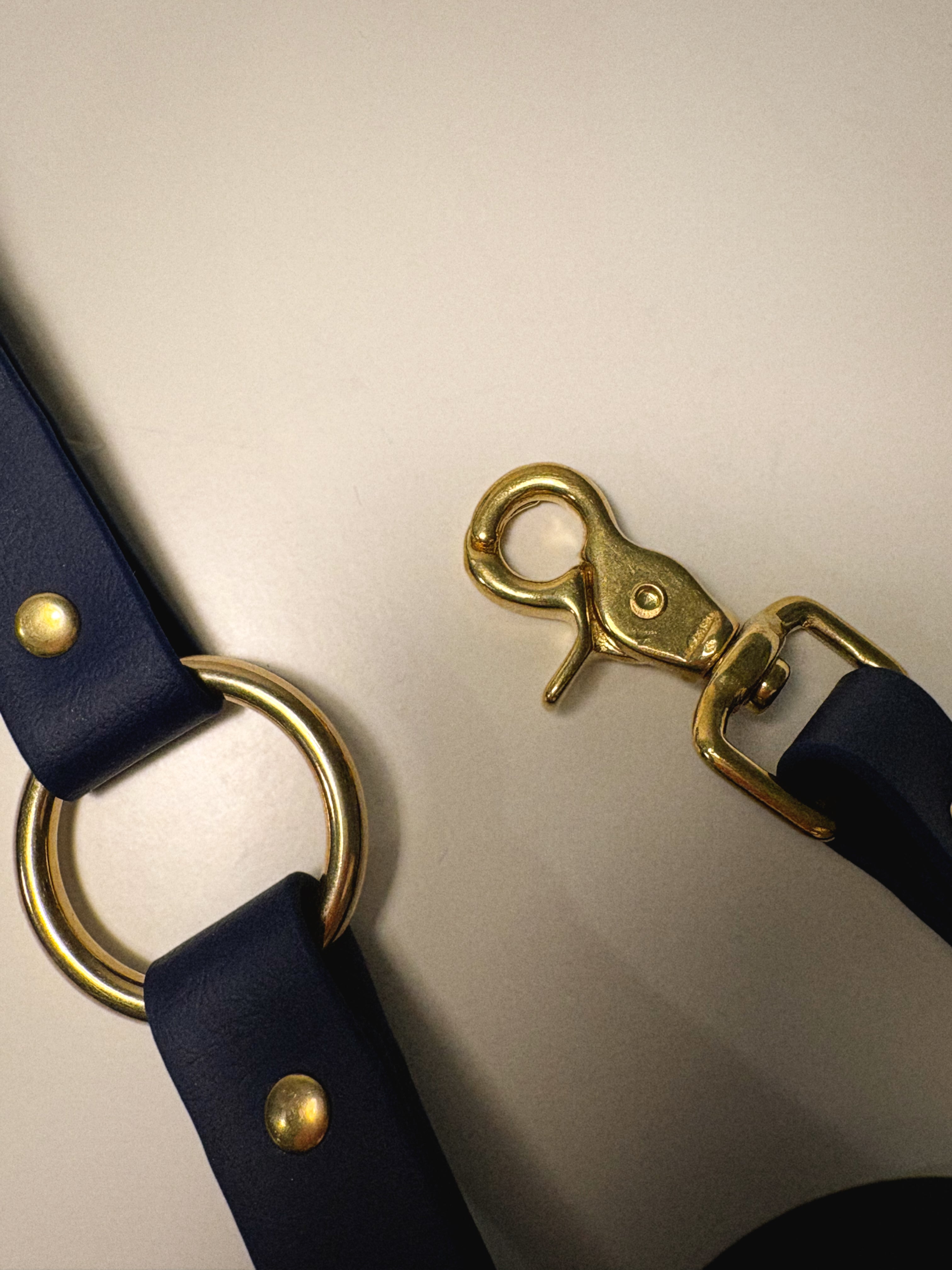 the navy O-leash