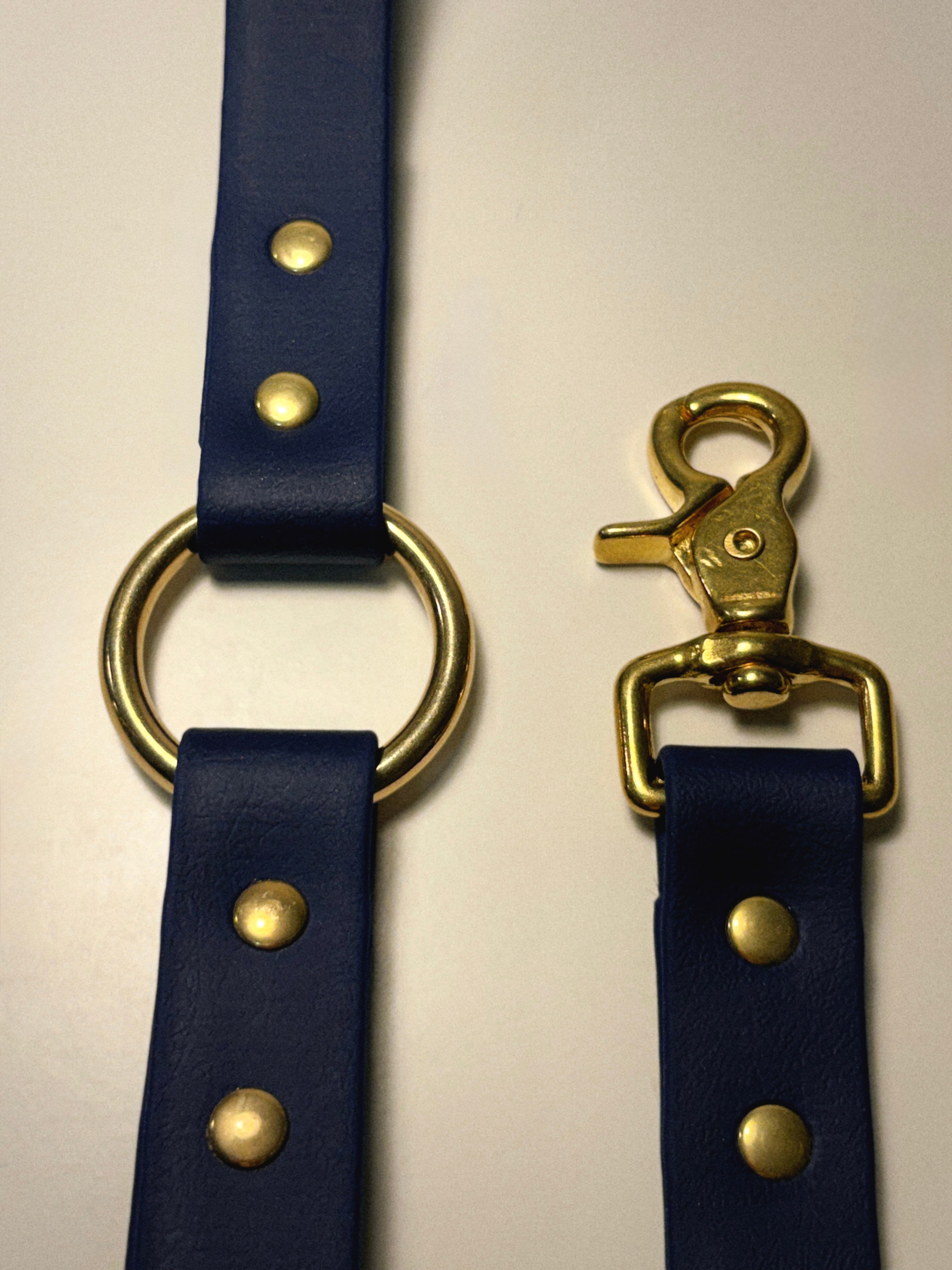 the navy O-leash